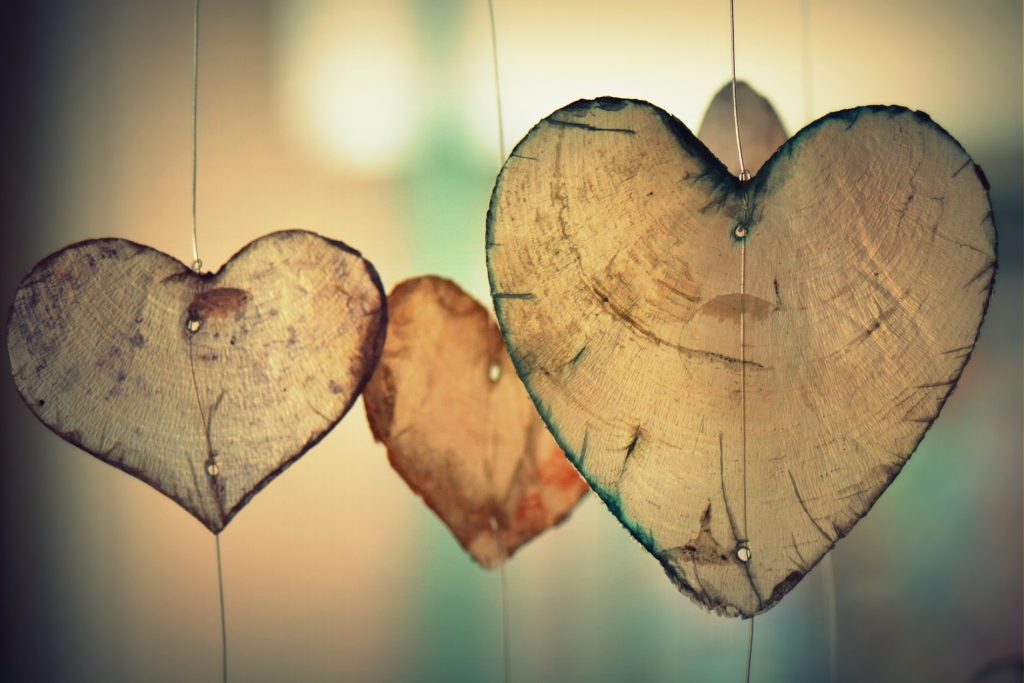 Bild mit hängenden Herzen aus Holz
